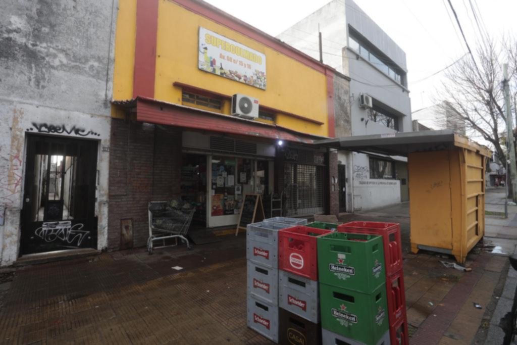 Entraron en un autoservicio para robar dinero y bebidas alcohólicas