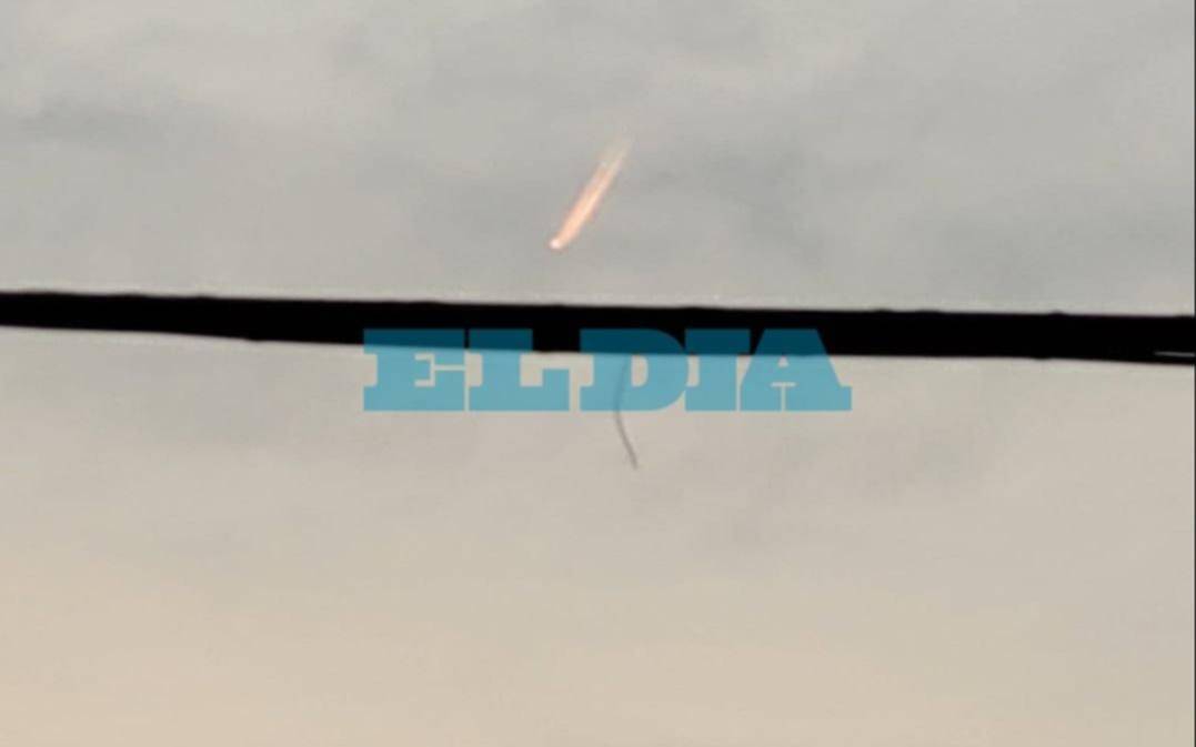 "Una estela de fuego" en el cielo de La Plata: la misteriosa foto que causa asombro