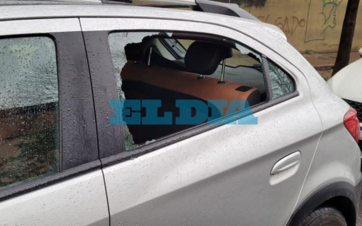 Vandalizaron autos de docentes en una escuela de La Plata: robaron ruedas, pertenencias y rompieron los vidrios