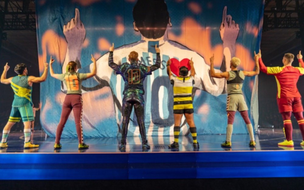 "Messi10" por el Cirque Du Soleil hizo su debut en la ciudad natal del crack