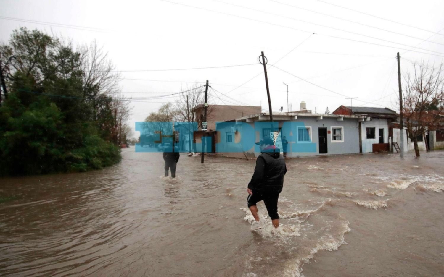 Gimnasia y Estudiantes reciben donaciones y asisten a los afectados por la inundación