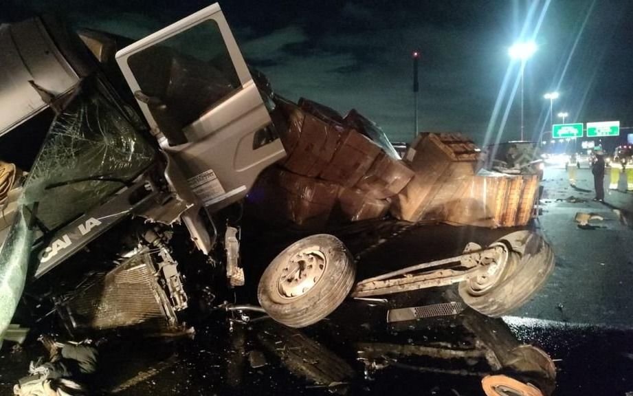 Impresionante accidente en la autopista La Plata: un camión, un micro y un auto, involucrados