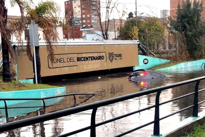 En el Área Metropolitana Anegamientos, vuelos cancelados y cortes