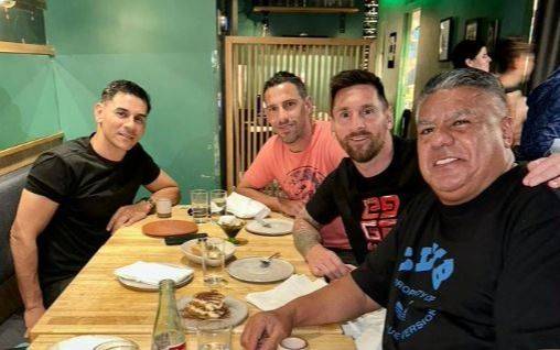"Chiqui" Tapia junto a Lionel Messi y otros dos ex Selección, en una cena de campeones