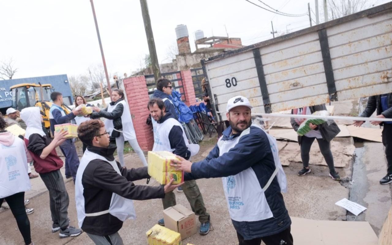 Provincia entregó alimentos, colchones y chapas a inundados en La Plata