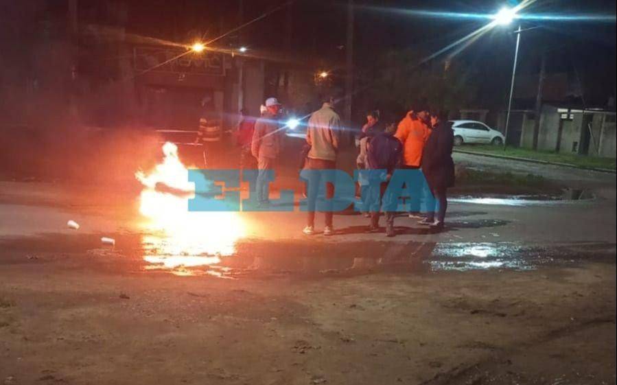 En Los Hornos, los vecinos cortan la calle y reclaman obras hidráulicas