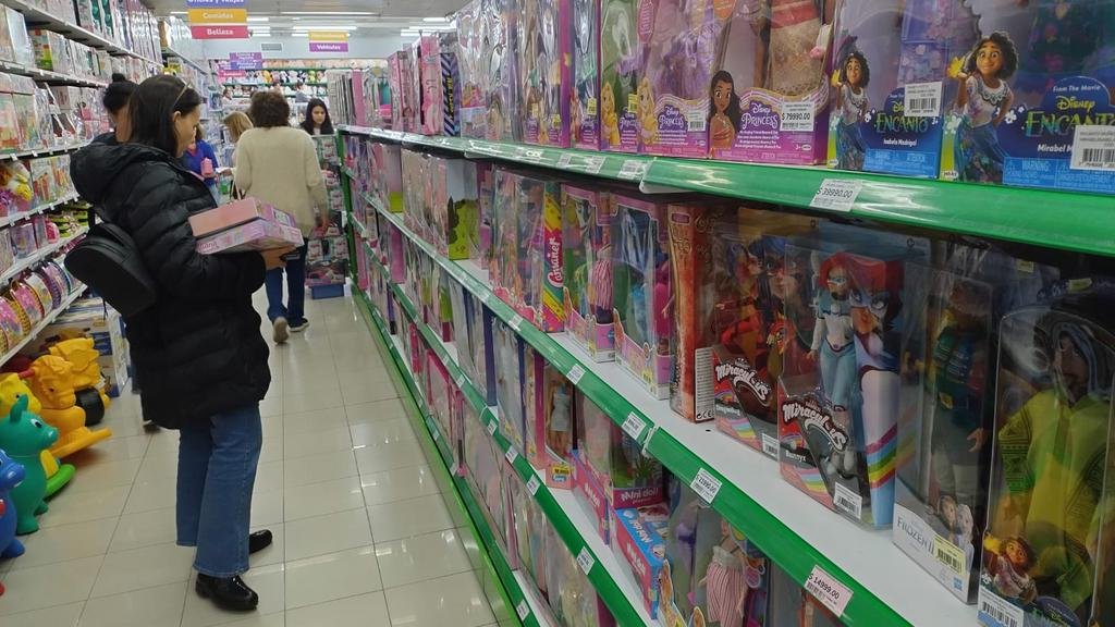 Expectativa de última hora por el Día del Niño en el comercio local