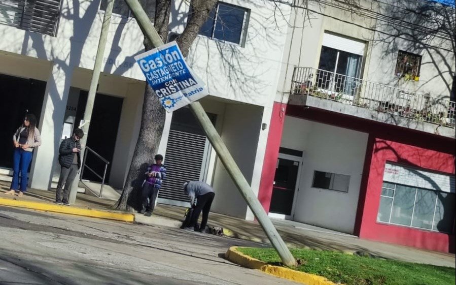 Vecinos de Plaza Sarmiento en alerta por un poste a punto de caerse