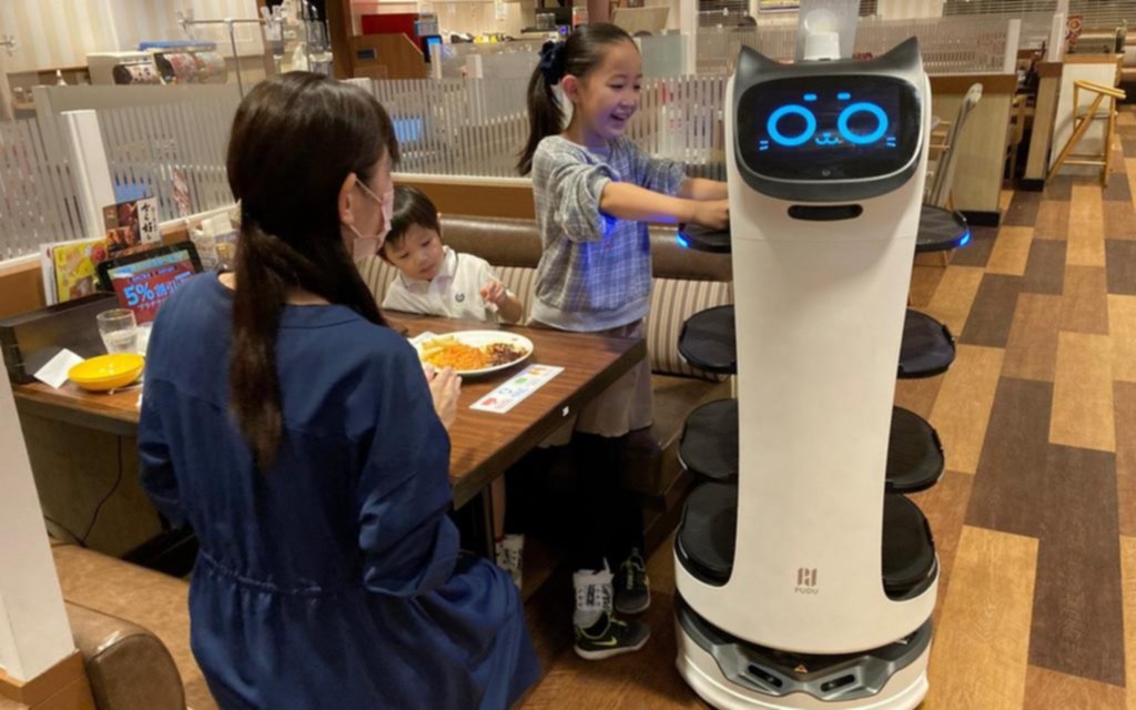 El mozo “gato-robot” que maúlla cuando lo acarician