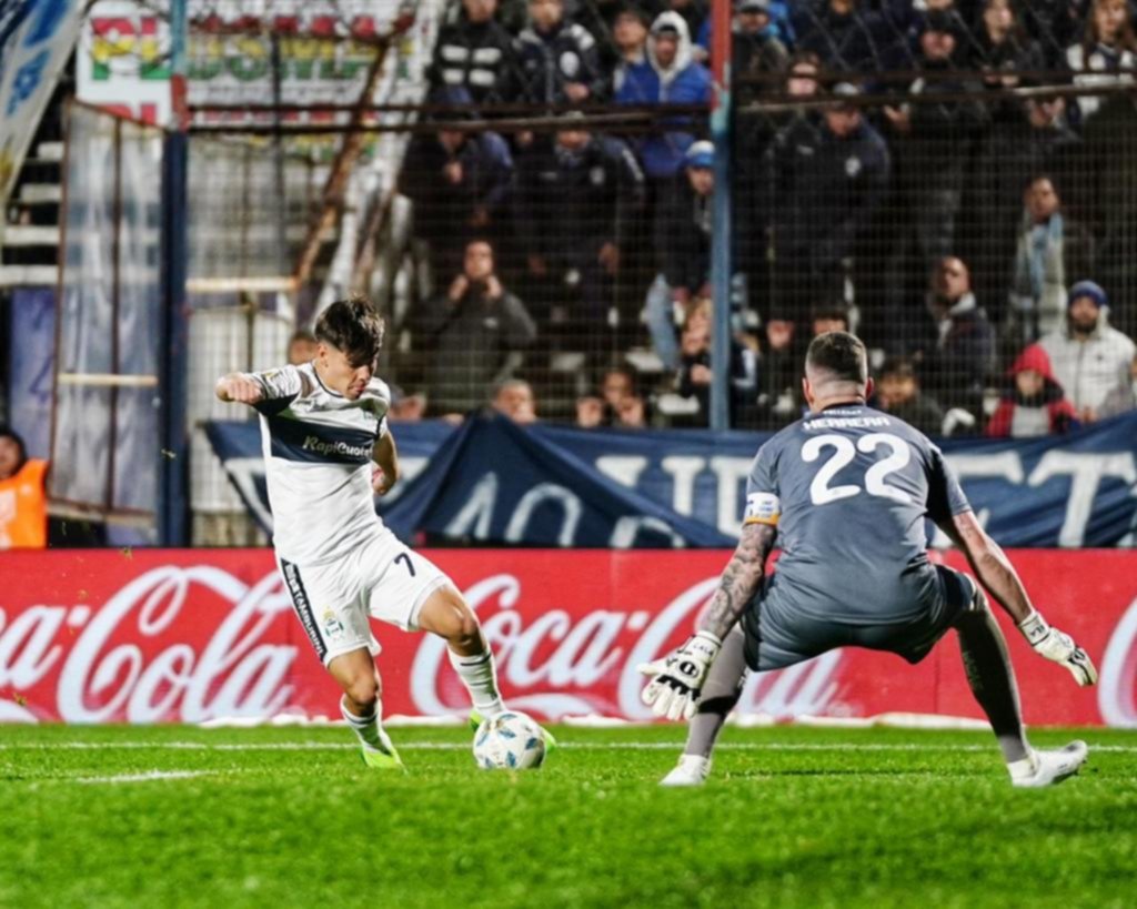 Preocupante debut, errores y carencias en todas sus líneas lo dejaron impotente
