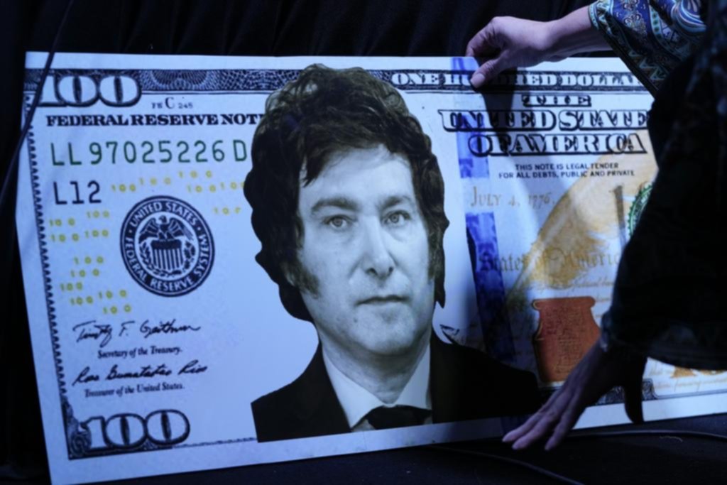 Dolarización: un debate que crece de la mano de Milei, los votos y la motosierra
