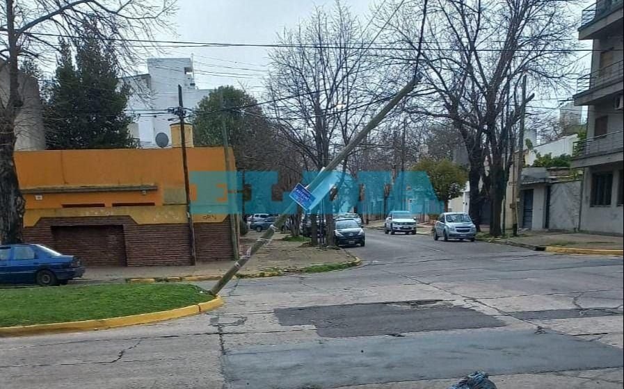 Reparan un poste de luz que pendía de cables y provocaba temor en los vecinos