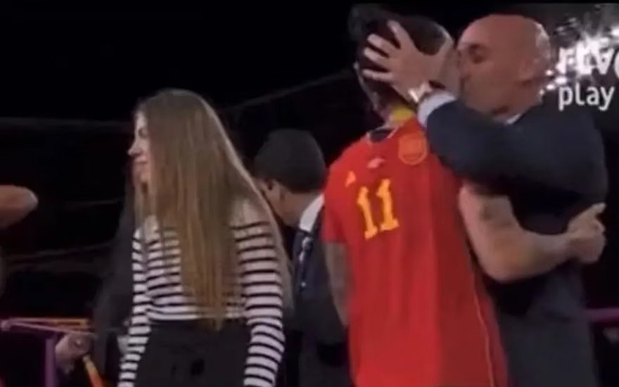 VIDEO. Polémica por el beso del presidente de la Federación Española a una jugadora tras ganar el Mundial 