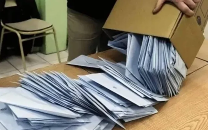 Escrutinio definitivo en La Plata: comenzó el recuento de las PASO de los votos extranjeros