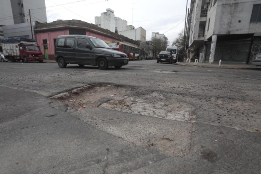 Trastornos para circular en La Plata por calles a medio asfaltar: los cortes para este martes