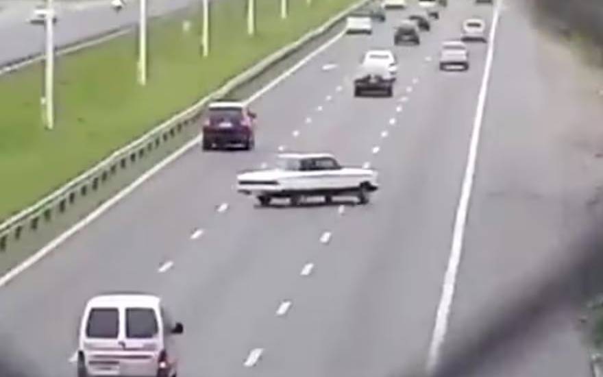 VIDEO. Corrían una picada en el Acceso Oeste y volcaron: les quitaron las licencias y el auto podría ser compactado