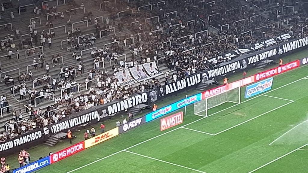 Hinchas del Timao le rindieron homenaje a las siete víctimas del accidente