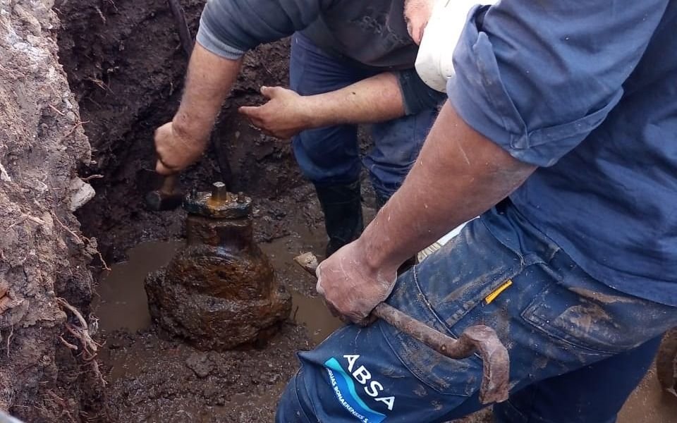Una amplia zona de La Plata se queda dos días sin agua por trabajos de ABSA: a qué barrios afecta