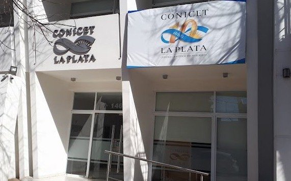 Denuncian que persiguieron y agredieron a dos becarias del Conicet en La Plata tras los dichos de Milei