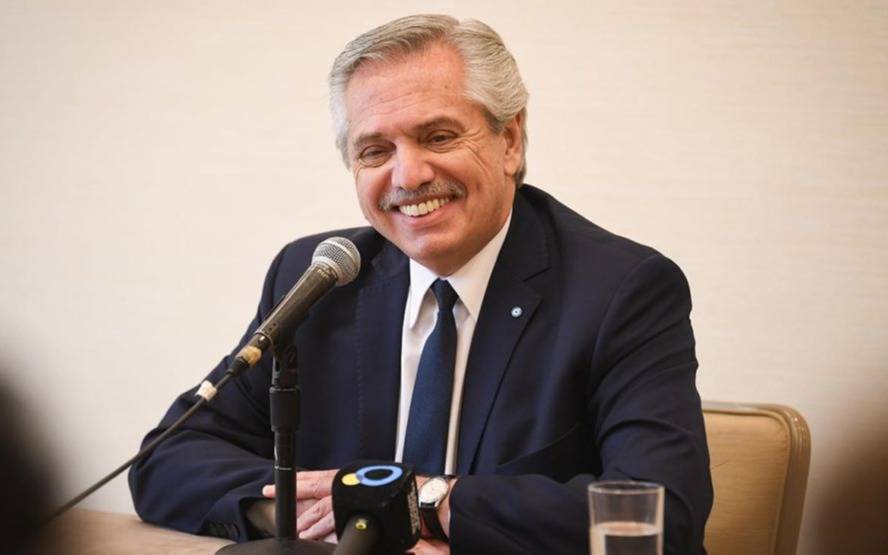 Alberto Fernández reapareció en público: "Básicamente, no hablo porque no soy candidato"