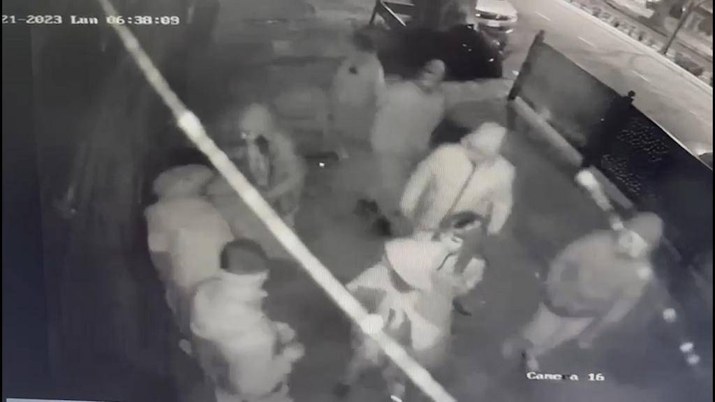 Patada brutal en un local de La Plata: filmaron a una “manada” de 16 jóvenes