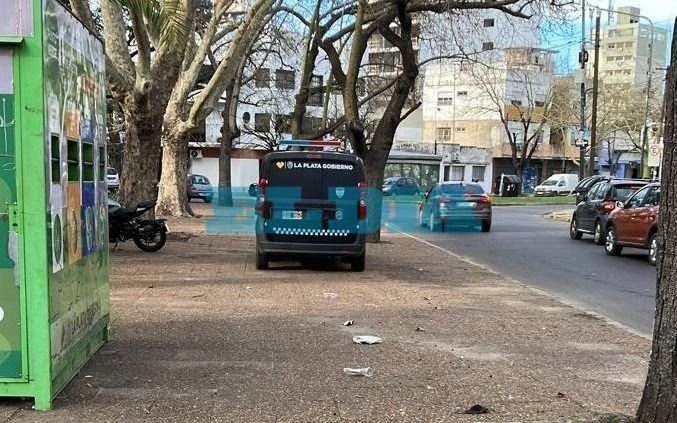 "Estacioná donde quieras": un móvil de la Guardia Urbana copó una vereda y los vecinos estallaron