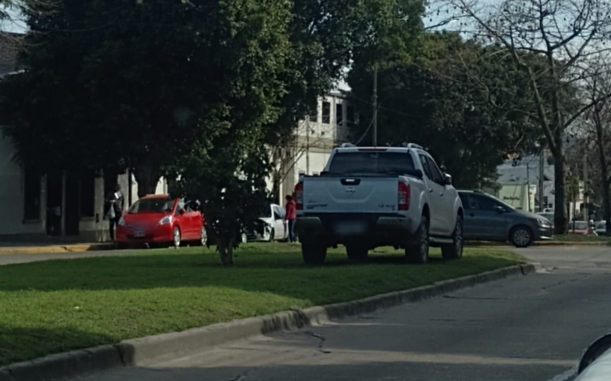 Más ramblas y veredas víctimas del "estacioná donde quieras" en La Plata 