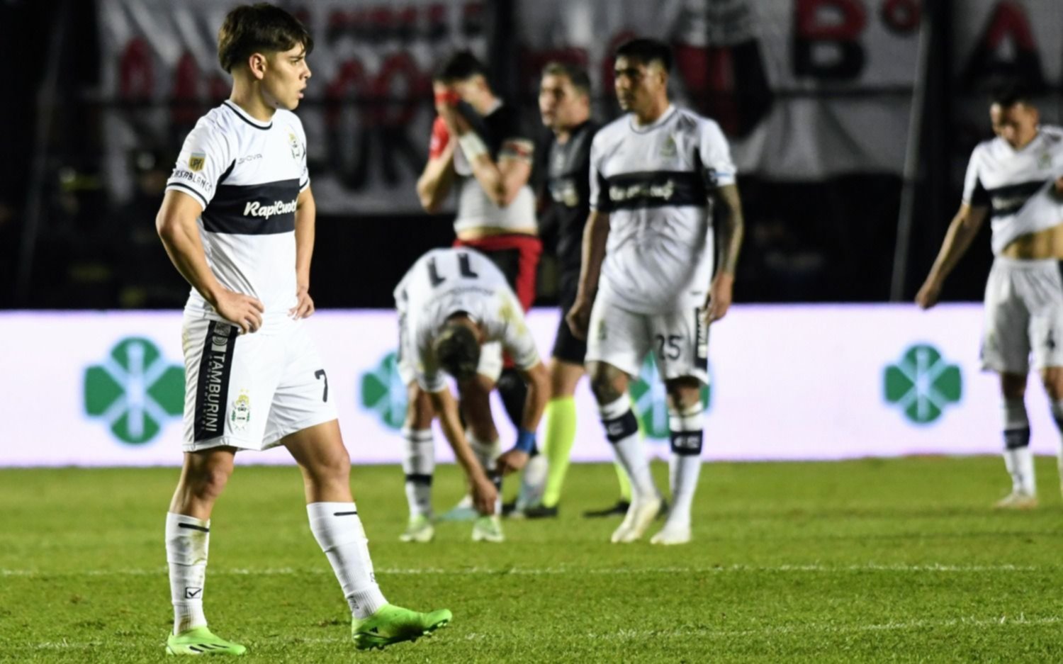 Gimnasia mejoró mucho en el complemento, pero no le alcanzó y perdió con Colón 2 a 0