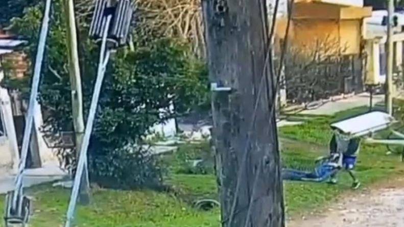 Sacó un cadáver a la calle, fue visto y quedó detenido