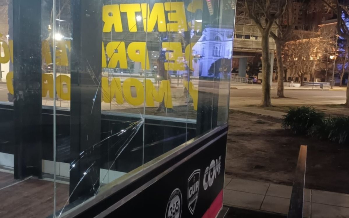 "Piñas van, piñas vienen" en Plaza Moreno: todos detenidos