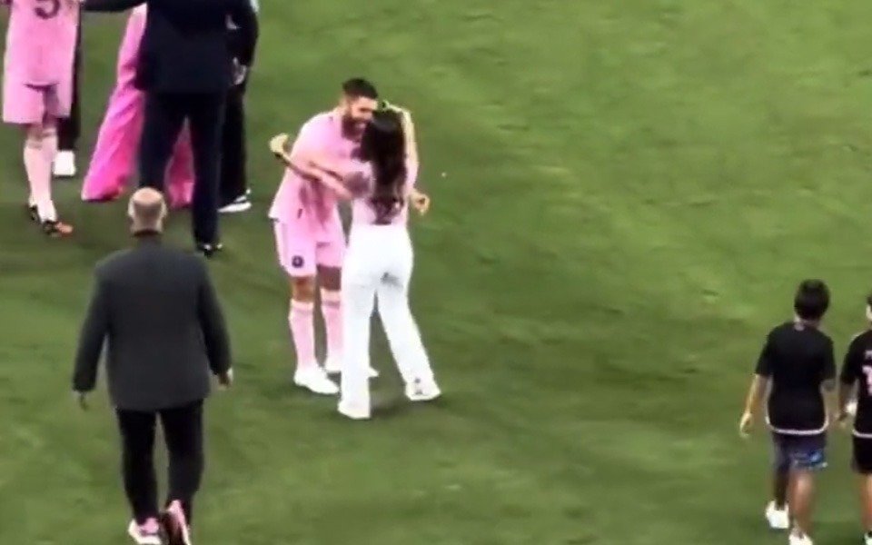VIDEO. Antonela Rocuzzo se confundió a Jordi Alba con Messi y casi le da un beso