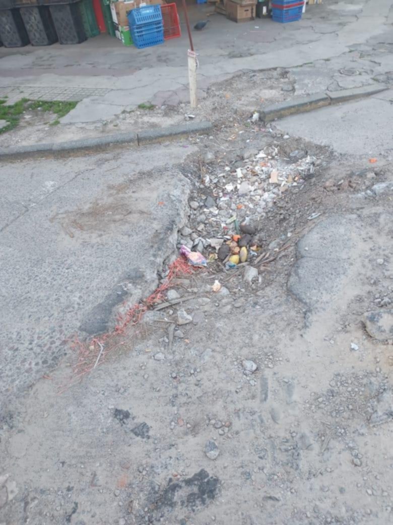 Un “cráter” en la esquina de 3 y 41: un auto fue derecho al taller