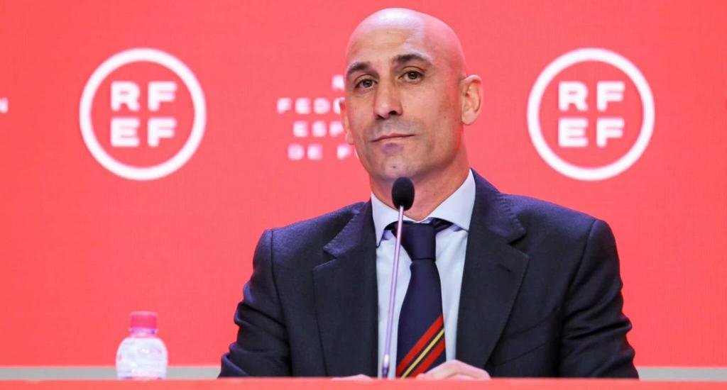 Por el beso no consentido, la FIFA suspendió a Rubiales