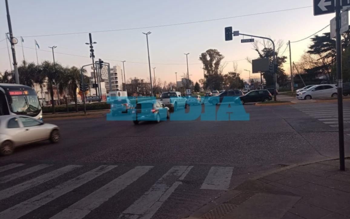 Por el corte masivo de luz, los semáforos no funcionan en varias avenidas de La Plata