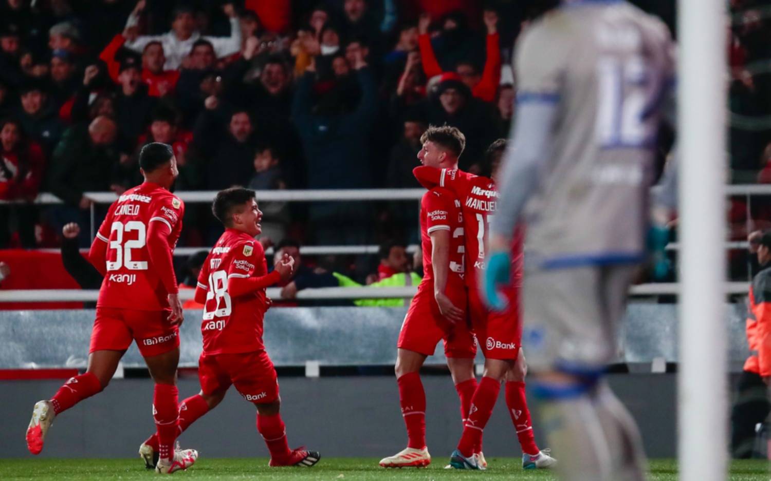 Independiente le ganó 2 a 1 a Vélez con un polémico penal sobre el final