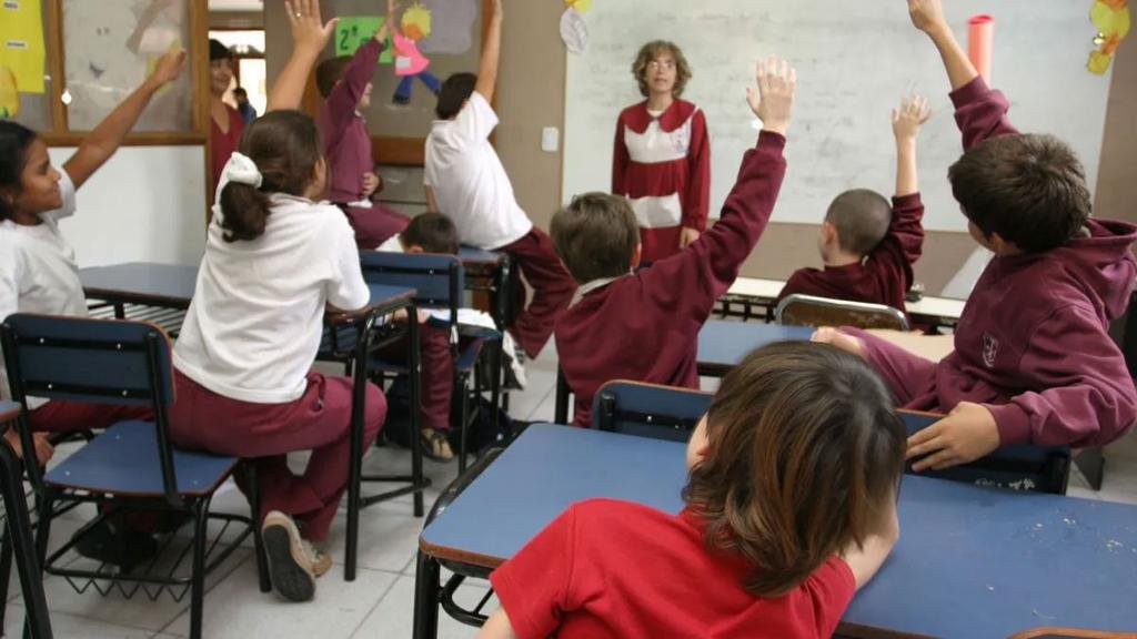Colegios piden ayuda para pagar nuevas licencias