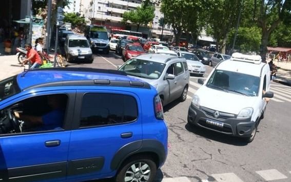 Lunes de caos vial en La Plata: uno por uno, los cortes de calles y desvíos