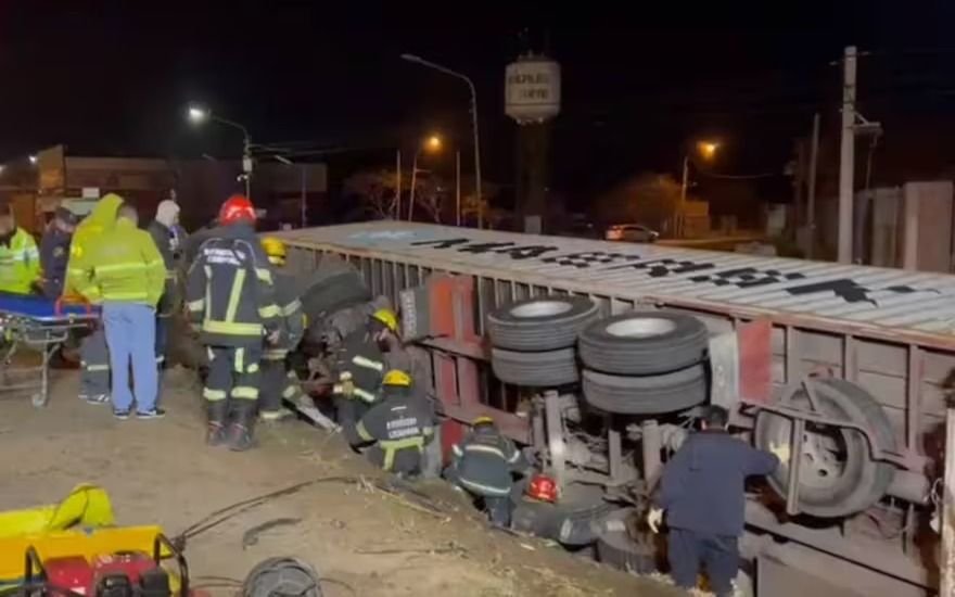 Una nena y un hombre murieron aplastados al volcar un camión sobre un auto en Campana