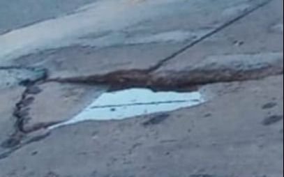 Un enorme bache que "rompe coches" en 62 y 135