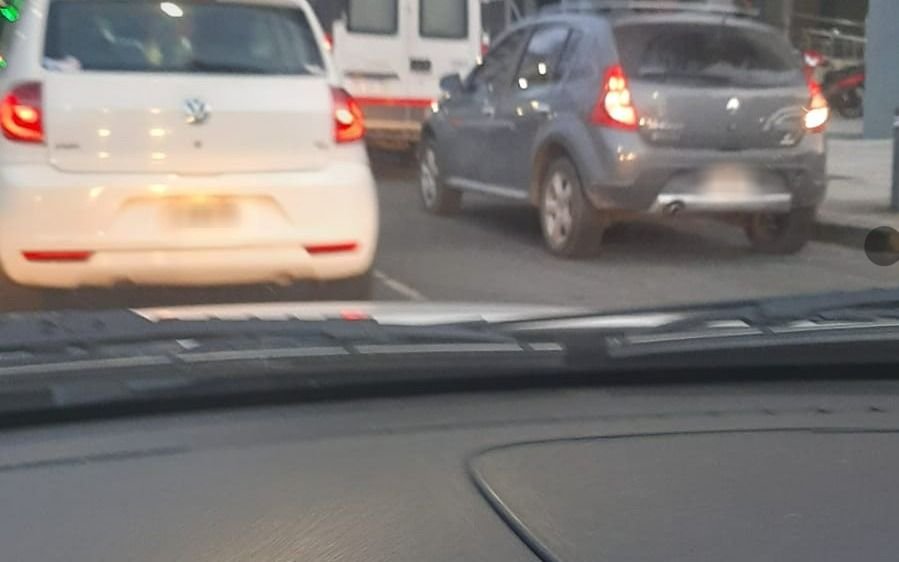 El "curvón" de la Torre 1, un peligro  por el "estacioná donde quieras"