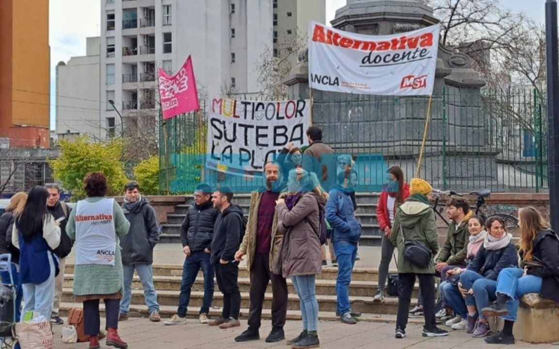 Con adhesión de otro gremio, arrancó el paro docente convocado en La Plata: asamblea abierta en Plaza Italia