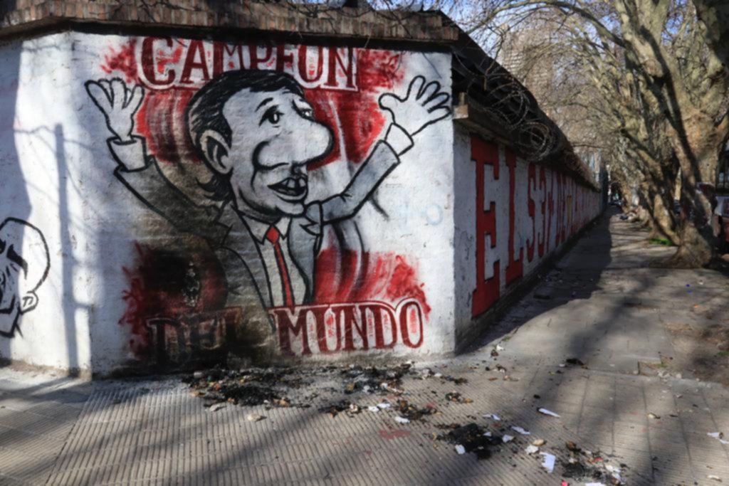 Noche de furia: qué se sabe de los ataques a la Sede de Gimnasia y los murales de Estudiantes
