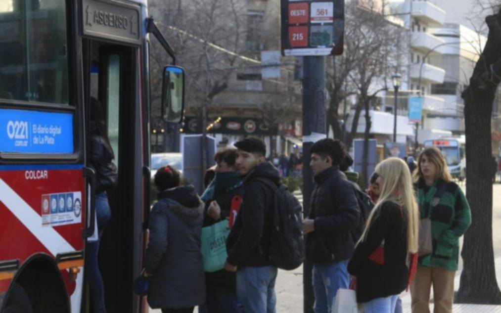 Analizan frenar el aumento del boleto de micros y trenes que debería regir a partir del viernes