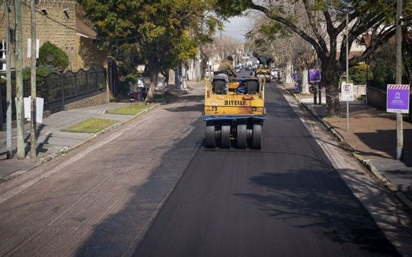 Avanzan los trabajos de repavimentación en Bernal