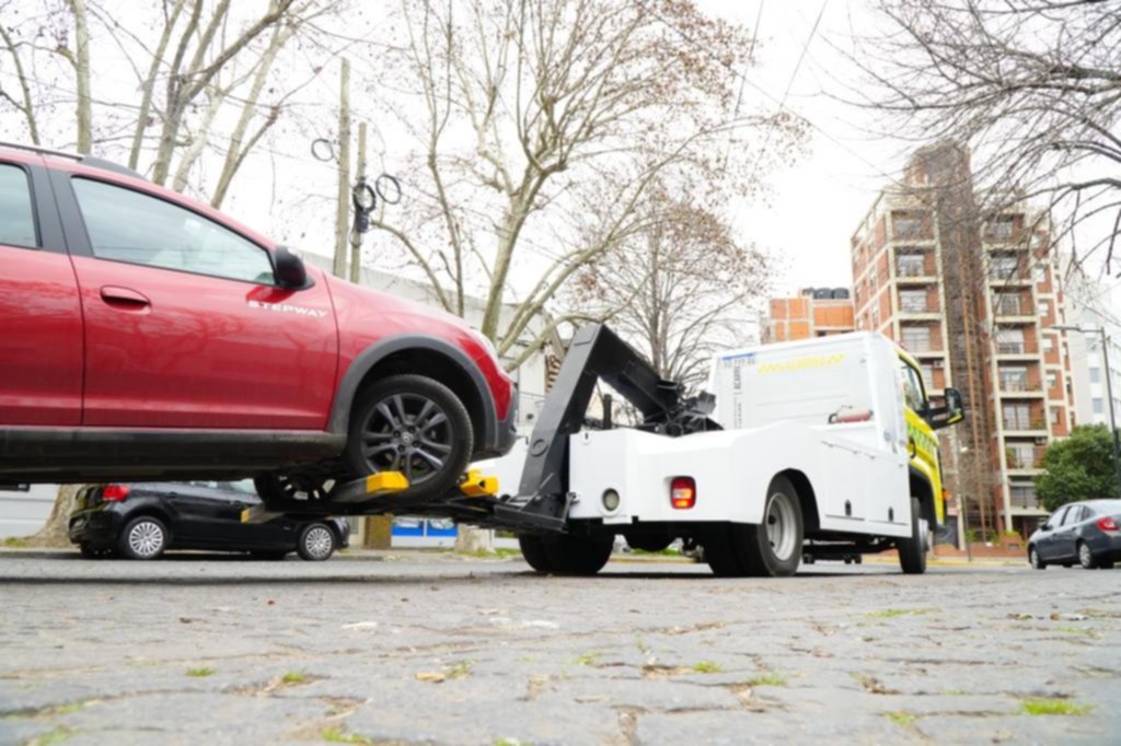 Si se lleva el auto la grúa, $15.000 sólo por acarreo