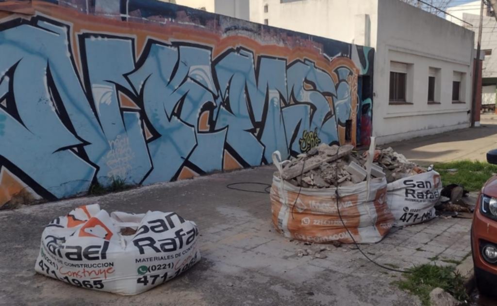 Volvió a su casa y se encontró con los desechos de otros vecinos de la cuadra