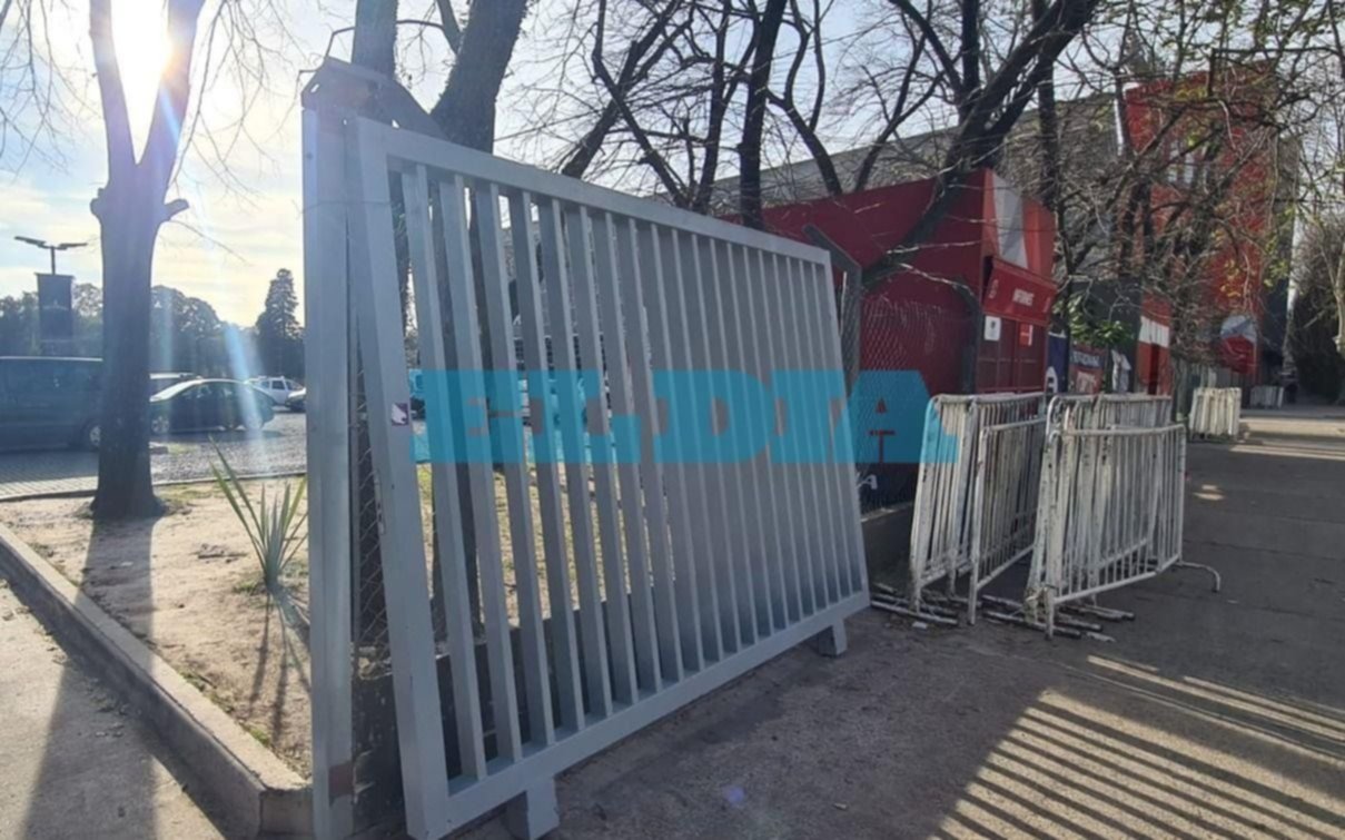 Se vino abajo un pesado portón del estadio UNO y aseguran que de milagro no fue tragedia