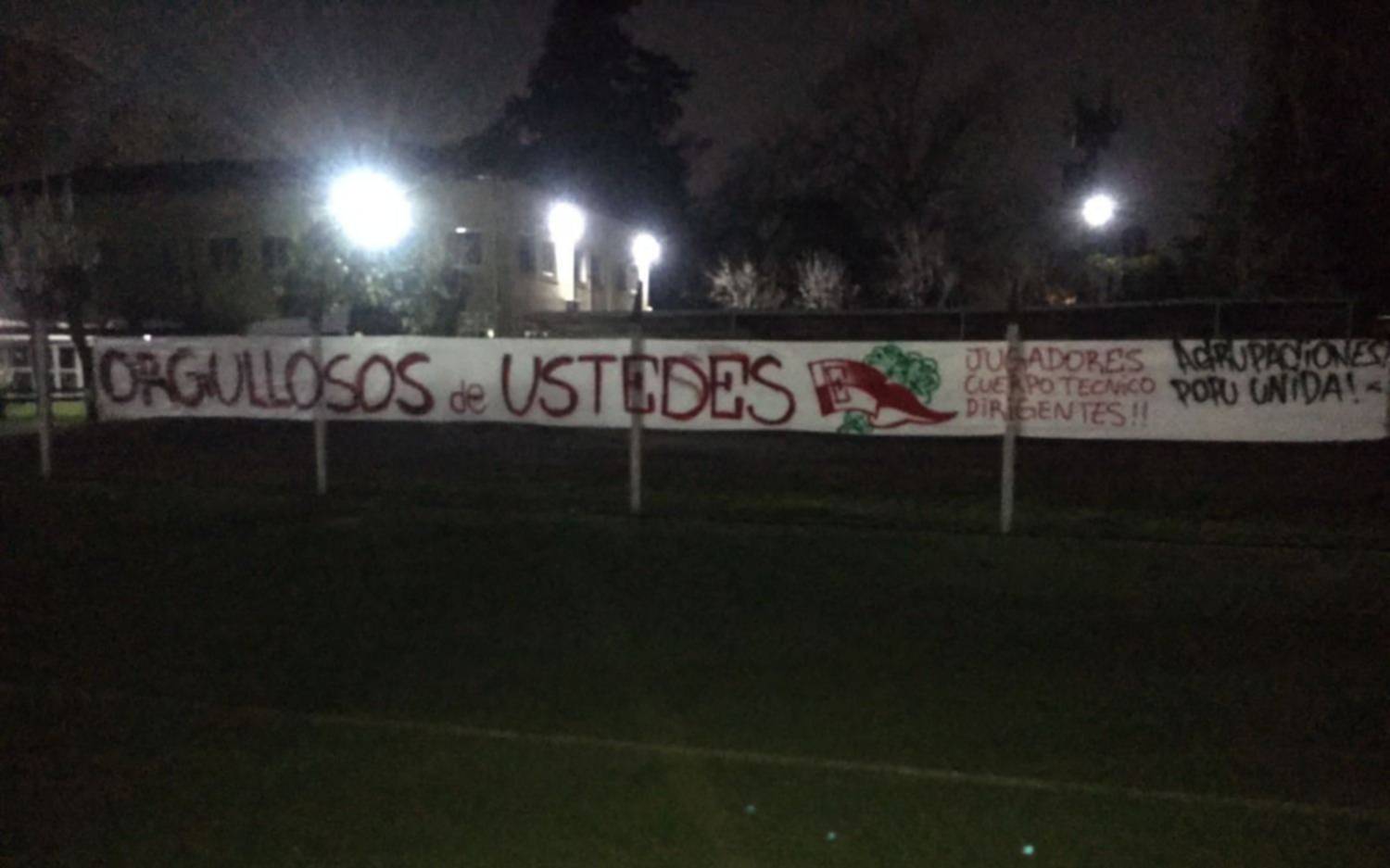 El apoyo de los hinchas de Estudiantes tras la eliminación en la Copa: "Orgullosos de ustedes"