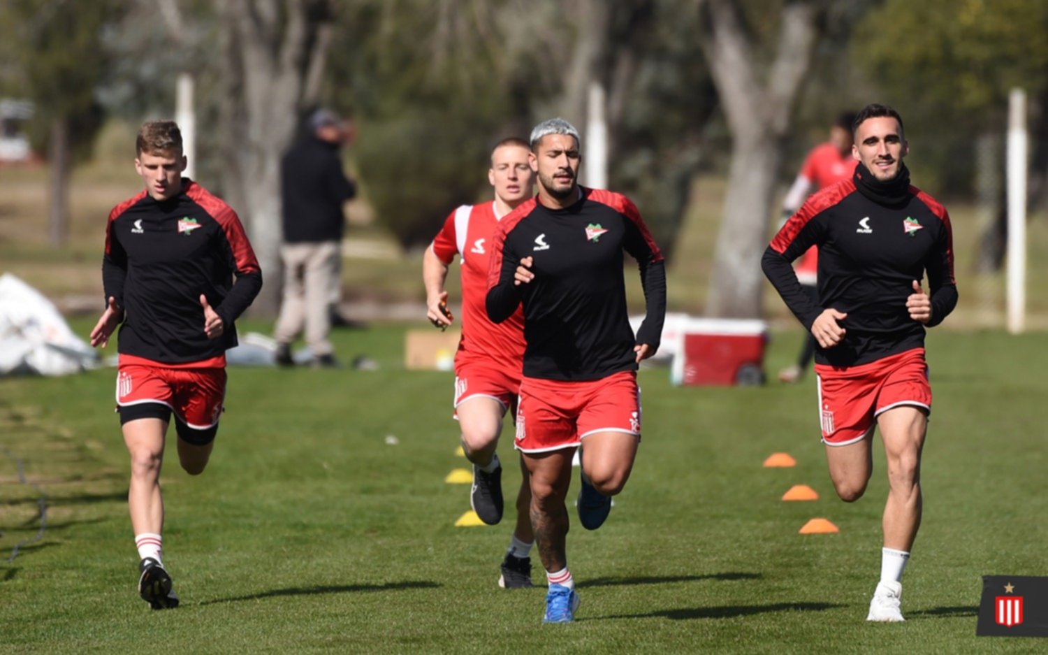 Estudiantes volvió a entrenarse enfocado en el cruce ante Racing