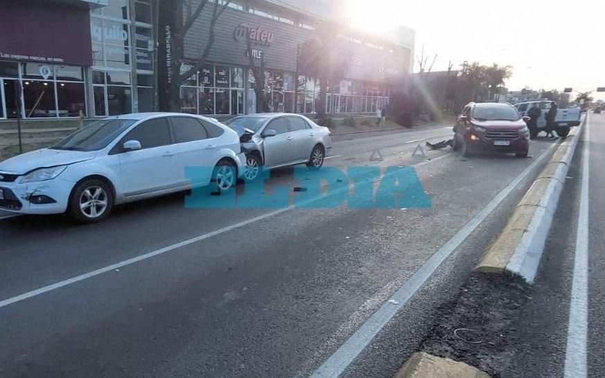 Triple choque en cadena en Camino Centenario